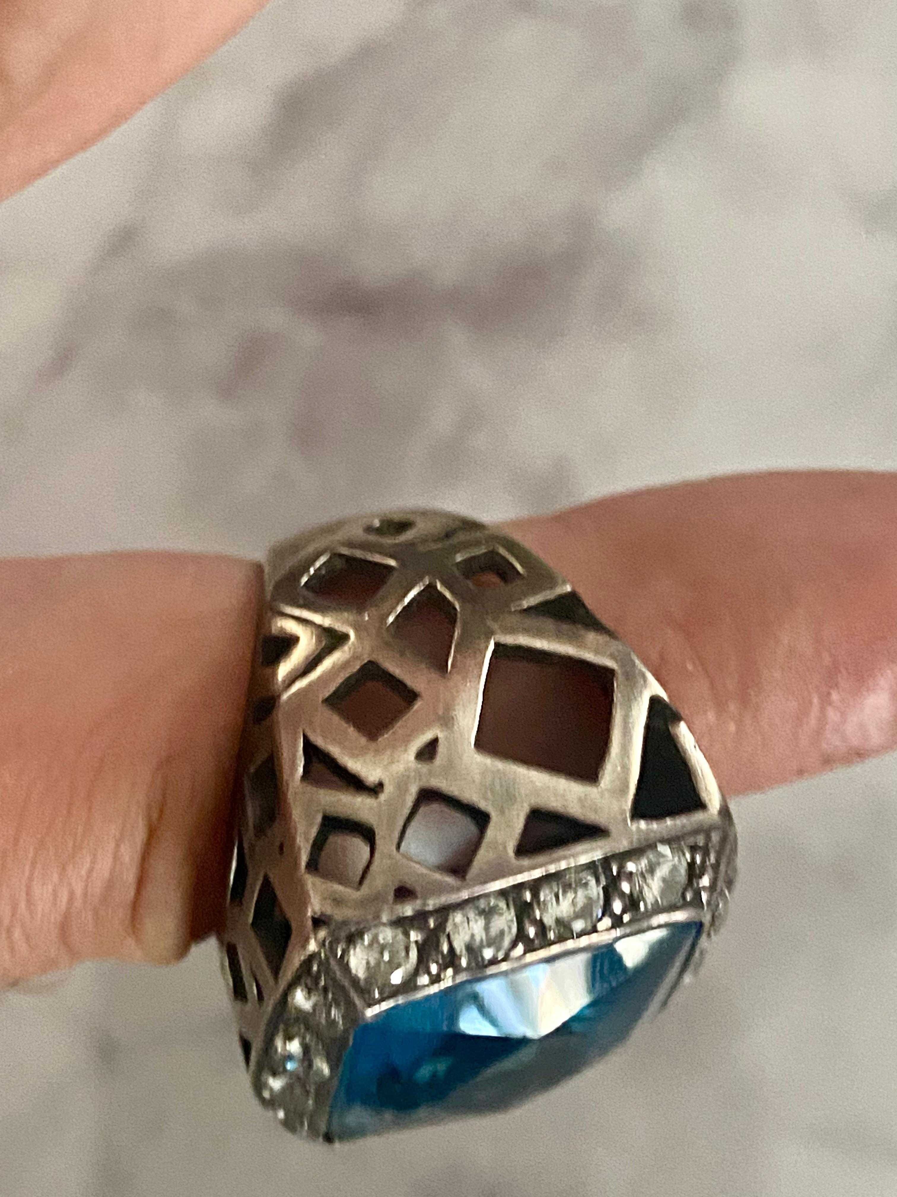 Anel de Prata Sólida com Uma Pedra Azul Grande