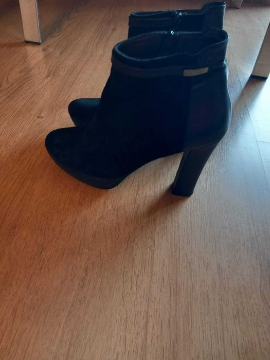 Botas da marca Decénio em pele e camurça Muito bonitas