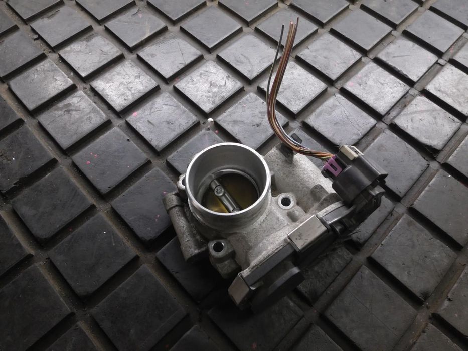 OPEL CORSA D 1.2 1.4 A12XER PRZEPUSTNICA 55562270 + WTYCZKA INSTALACJA