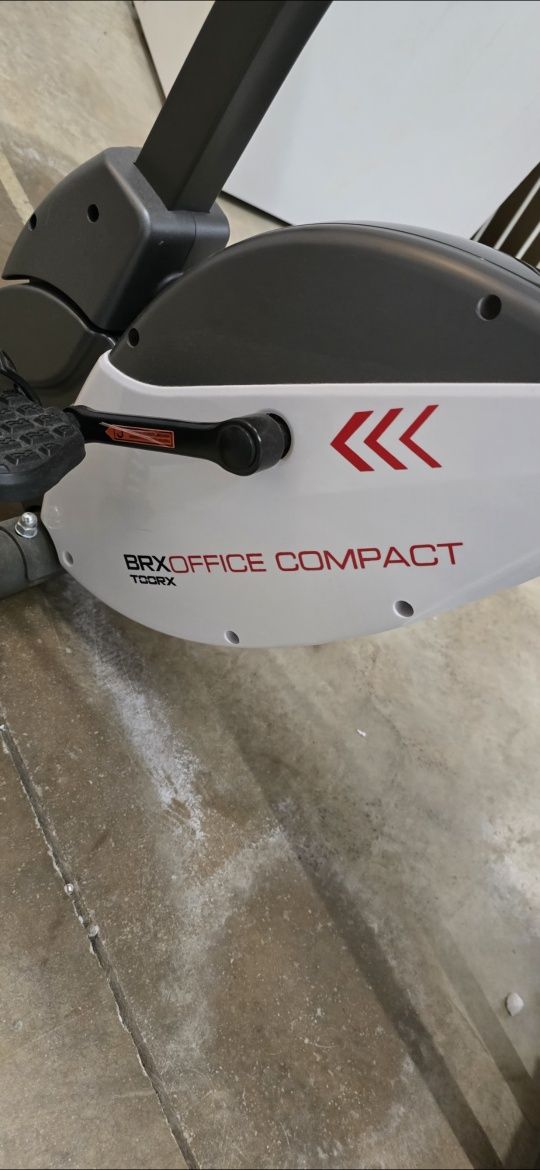 Bicicleta interior compacta com apoio computador portátil