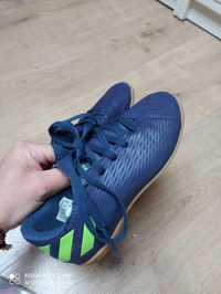Buty sportowe piłkarskie halówki Adidas Messi r 28