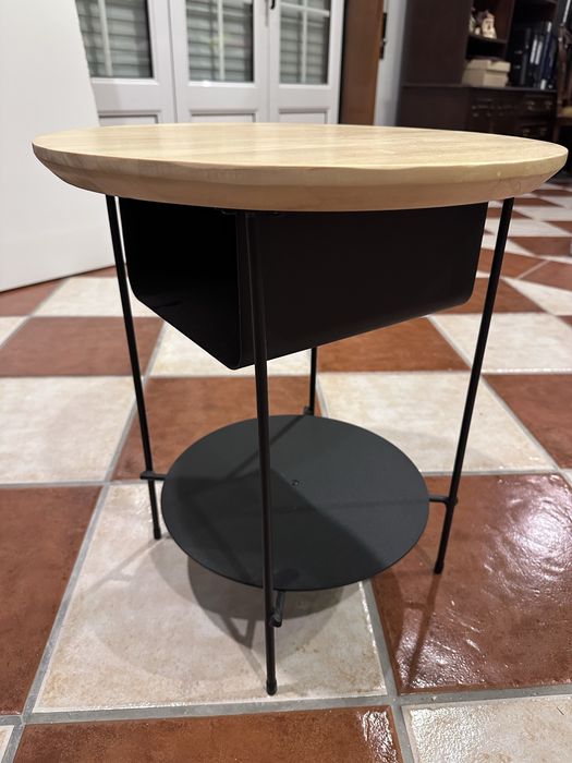 Mesa de apoio em madeira clara