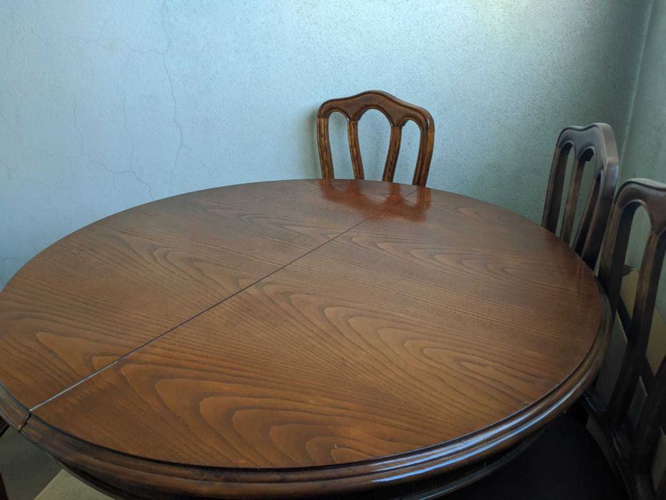 Mesa e cadeiras de sala