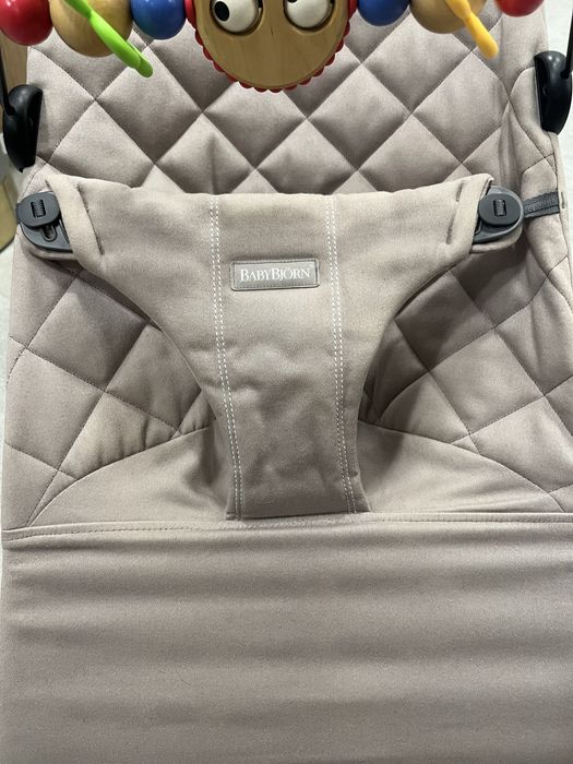 BABYBJORN - leżaczek BLISS Woven, Piaskowoszary + Zabawka Googly Eyes