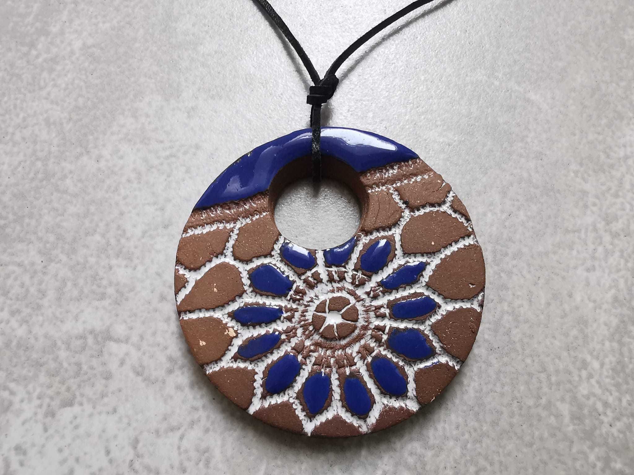 Ciekawy wisior ceramiczny w odcieniach niebieskiego i brązu