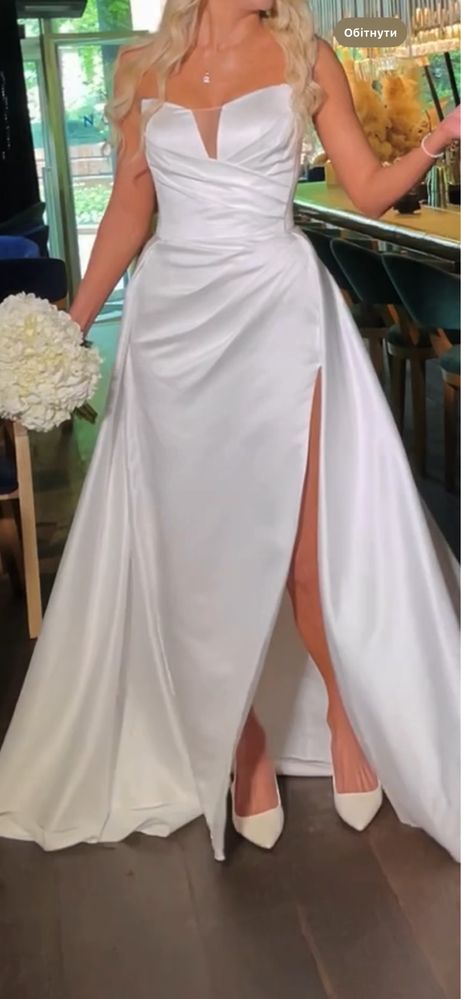 Свадебное платье атласное корсет со шлейфом и разрезом
