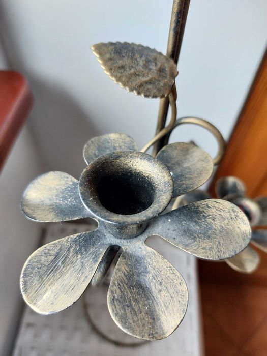Metalowy świecznik wys. 62cm.