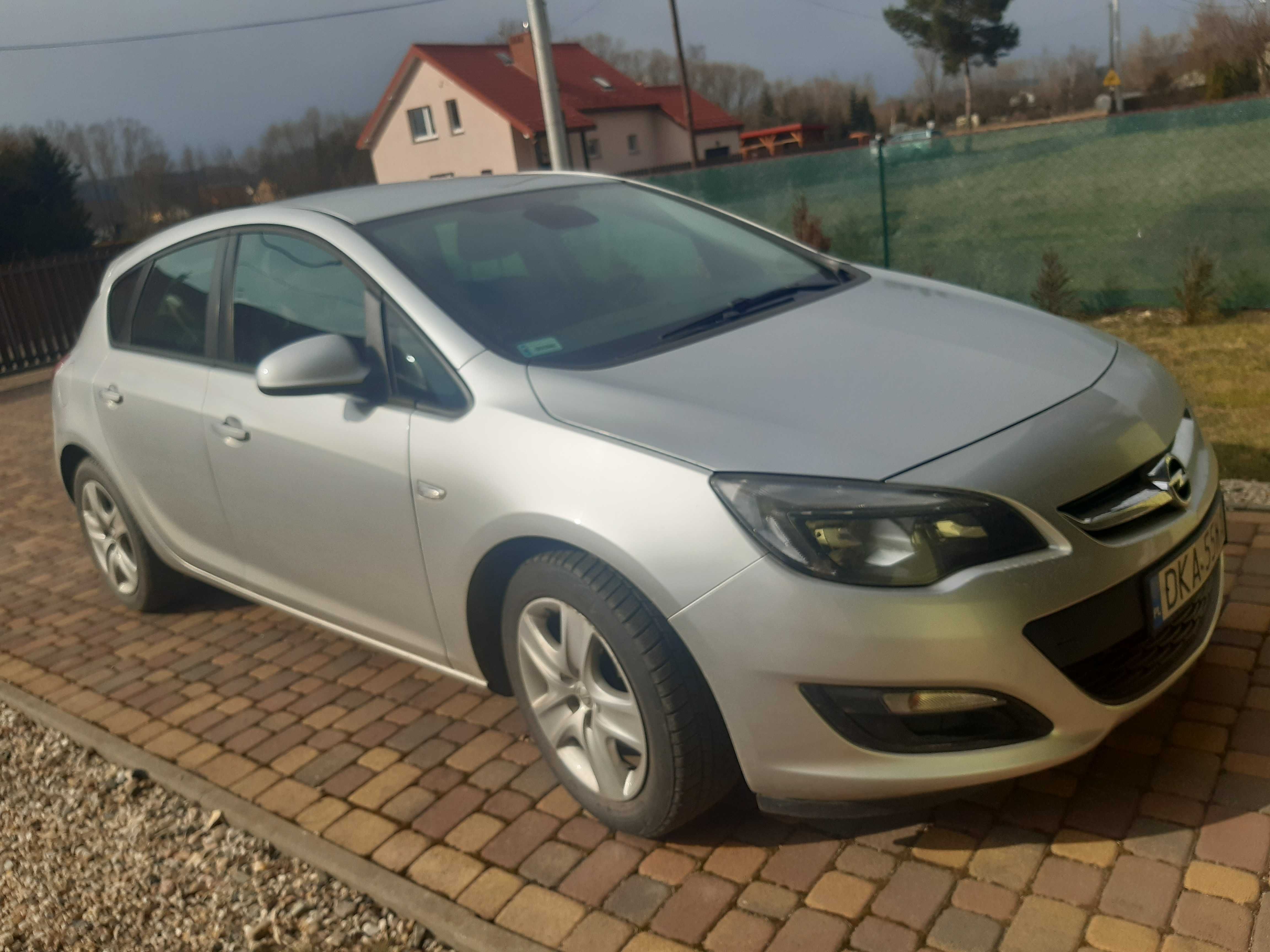 Sprzedam Opel Astra J 2014r