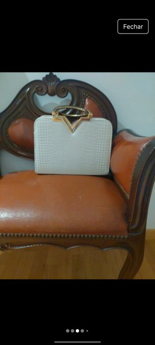 Mala bege com detalhes em dourado