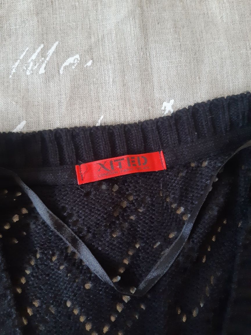 Czarny sweter z fredzlami narzutka kardigan 36/38 S/M vintage