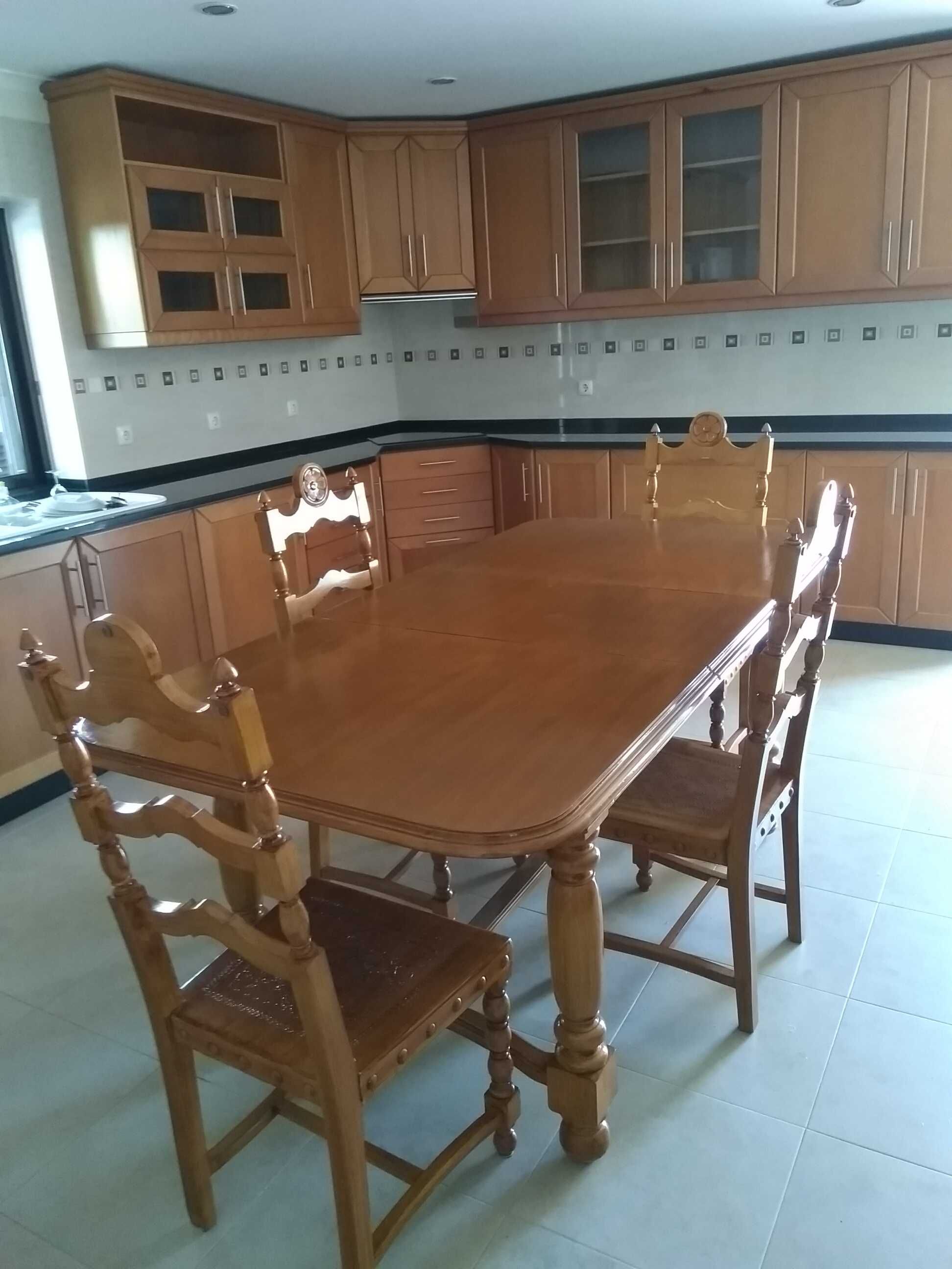 Conjunto de Mesa e Cadeiras em couro