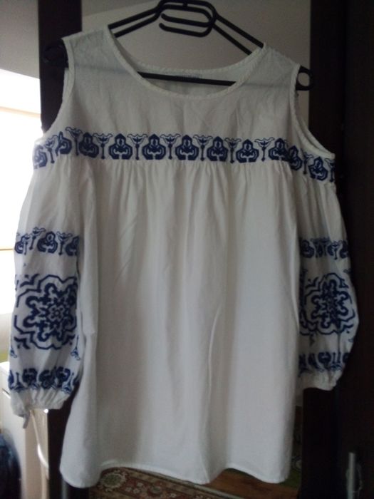 Bluzka w stylu boho haftowana biała odkryte ramiona Reserved. Rozm. 36
