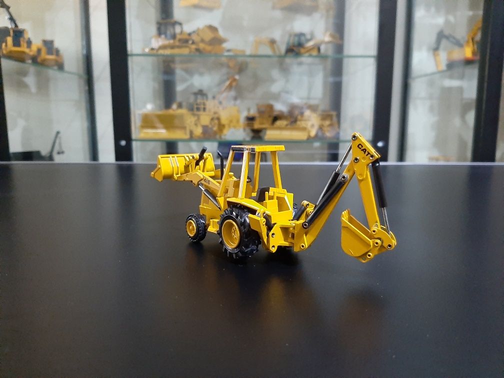 Miniatura Caterpillar 416 1:50 (NZG 285) NOVA