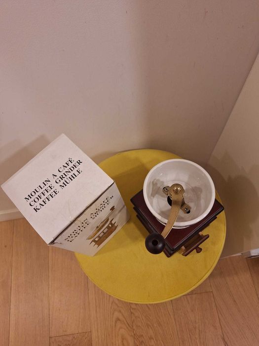 Ręczny młynek do kawy, model: BCH-8A