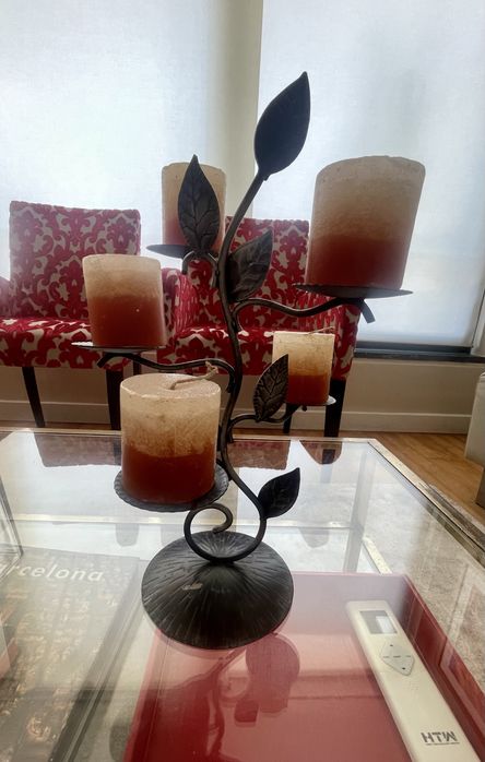 Candelabro de metal com cinco velas
