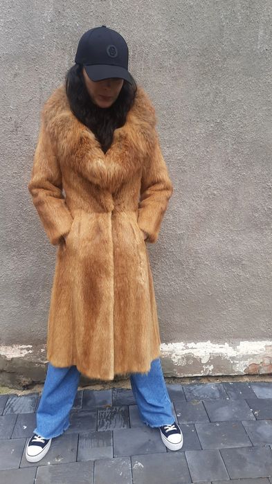 Фірмова руда натуральна силуетна шуба  з пишним коміром з лисиці S