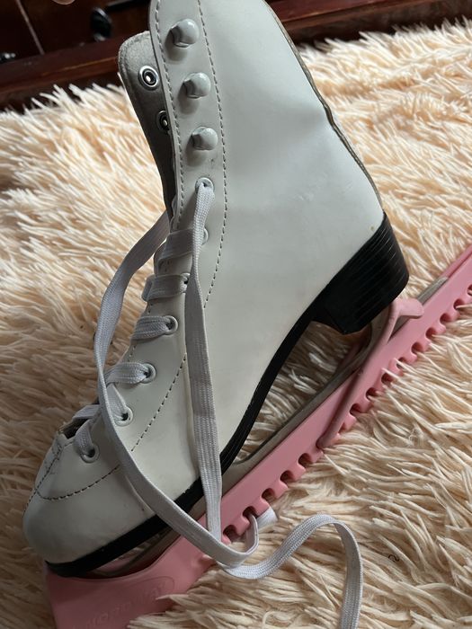 Ковзани жіночі майже нові.