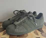 Buty oliwkowe Adidas Superstar 80s x Neighborhood GX1401 r. 44 2/3