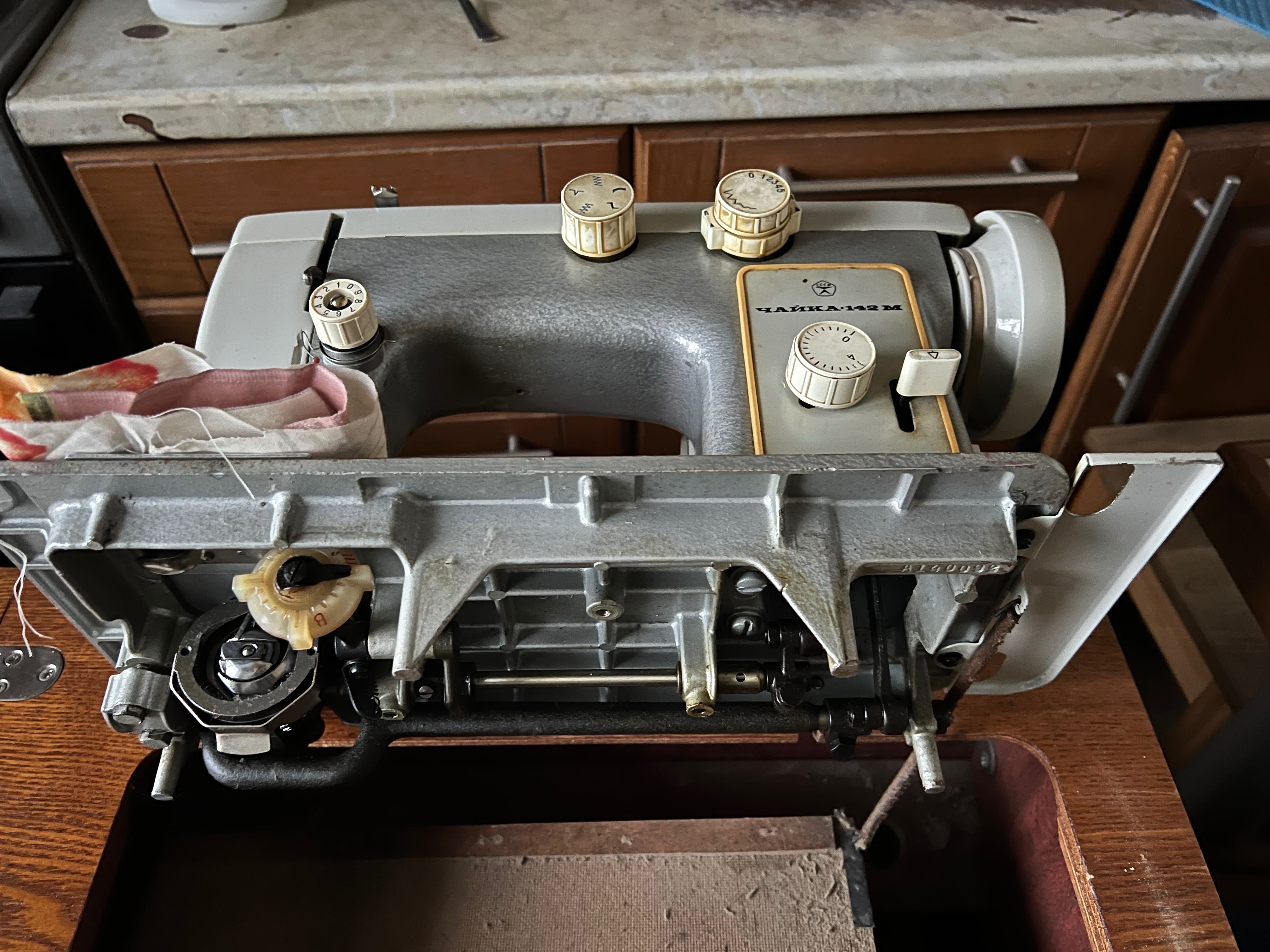 Швейна машина Чайка 142м з тумбою та електроприводом