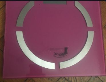 Balança digital rosa com varios programas