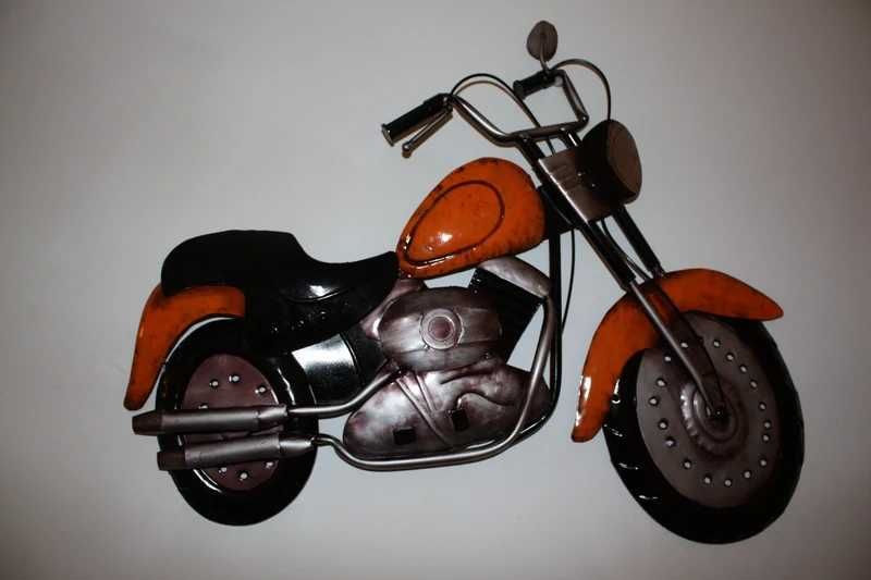 Esculturas de parede em latão