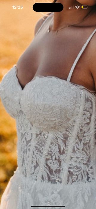 Suknia ślubna z krysztalkowym koronkowym wykończeniem