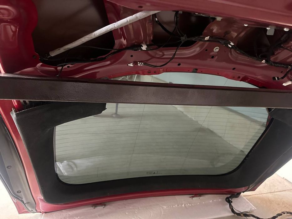Tesla model S 2022 Р. Ляда Червона в колір