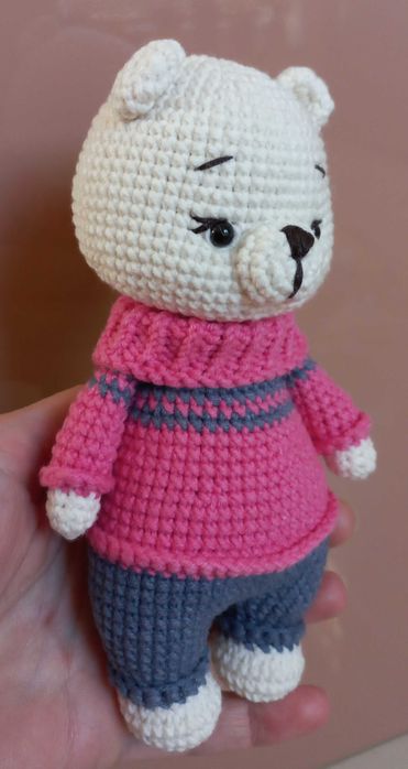 Szydełkowy miś w kolorowym ubranku