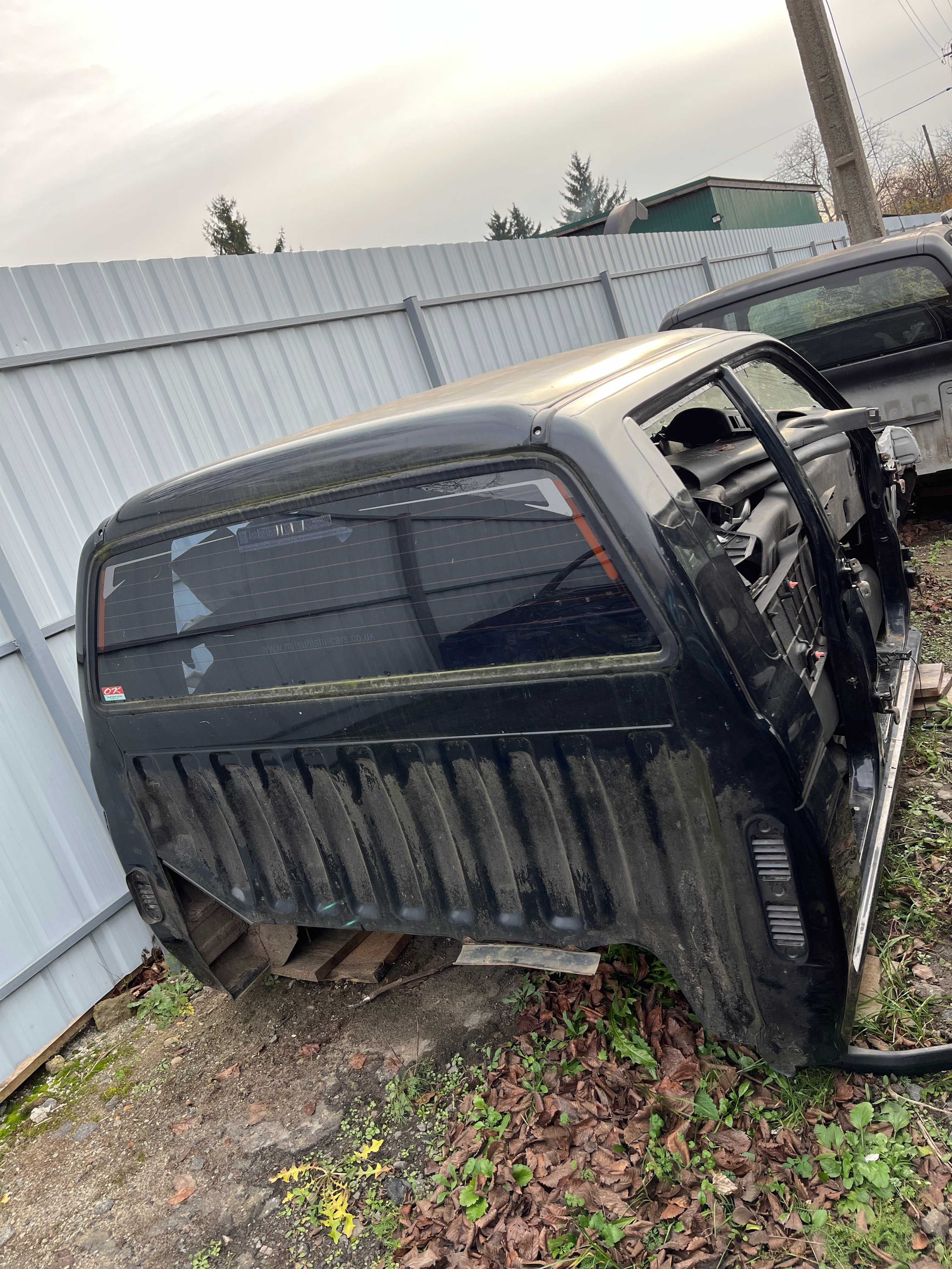 Заднє скло заднее стекло кузова  NISSAN NAVARA D40 Ниссан Навара Д40