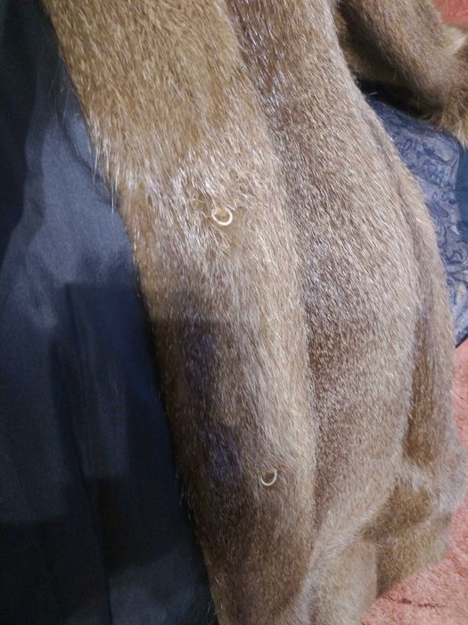 Шуба з натурального хутра, довга з капюшоном.