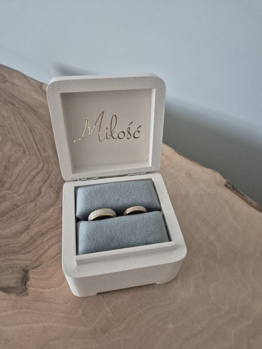 Mała szkatułka na obrączki z poduszką velvet Minimalistyczna
