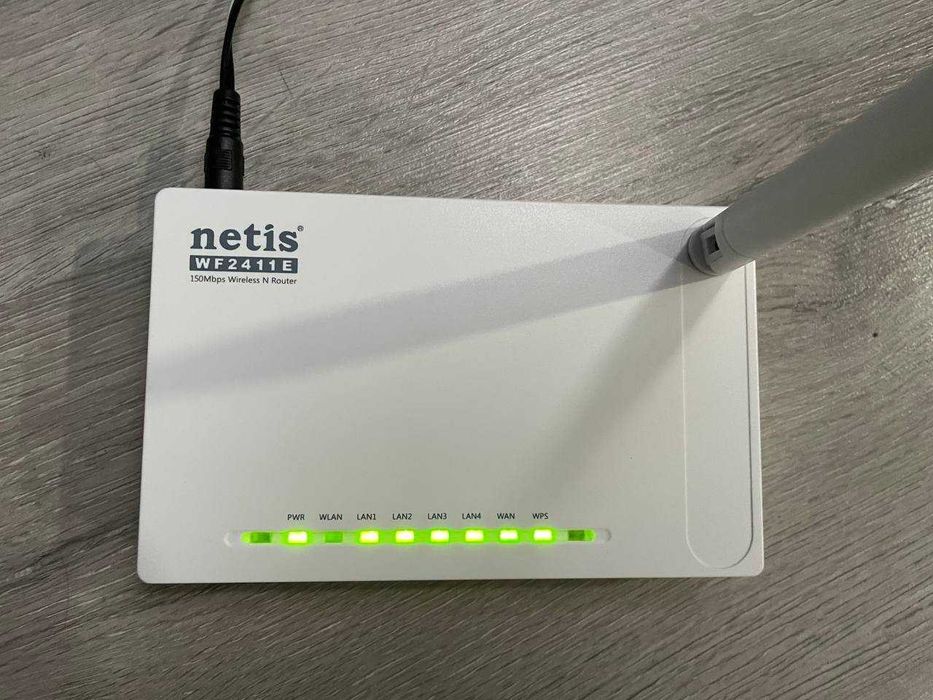 Маршрутизатор роутер Netis WF2411E в рабочем состоянии