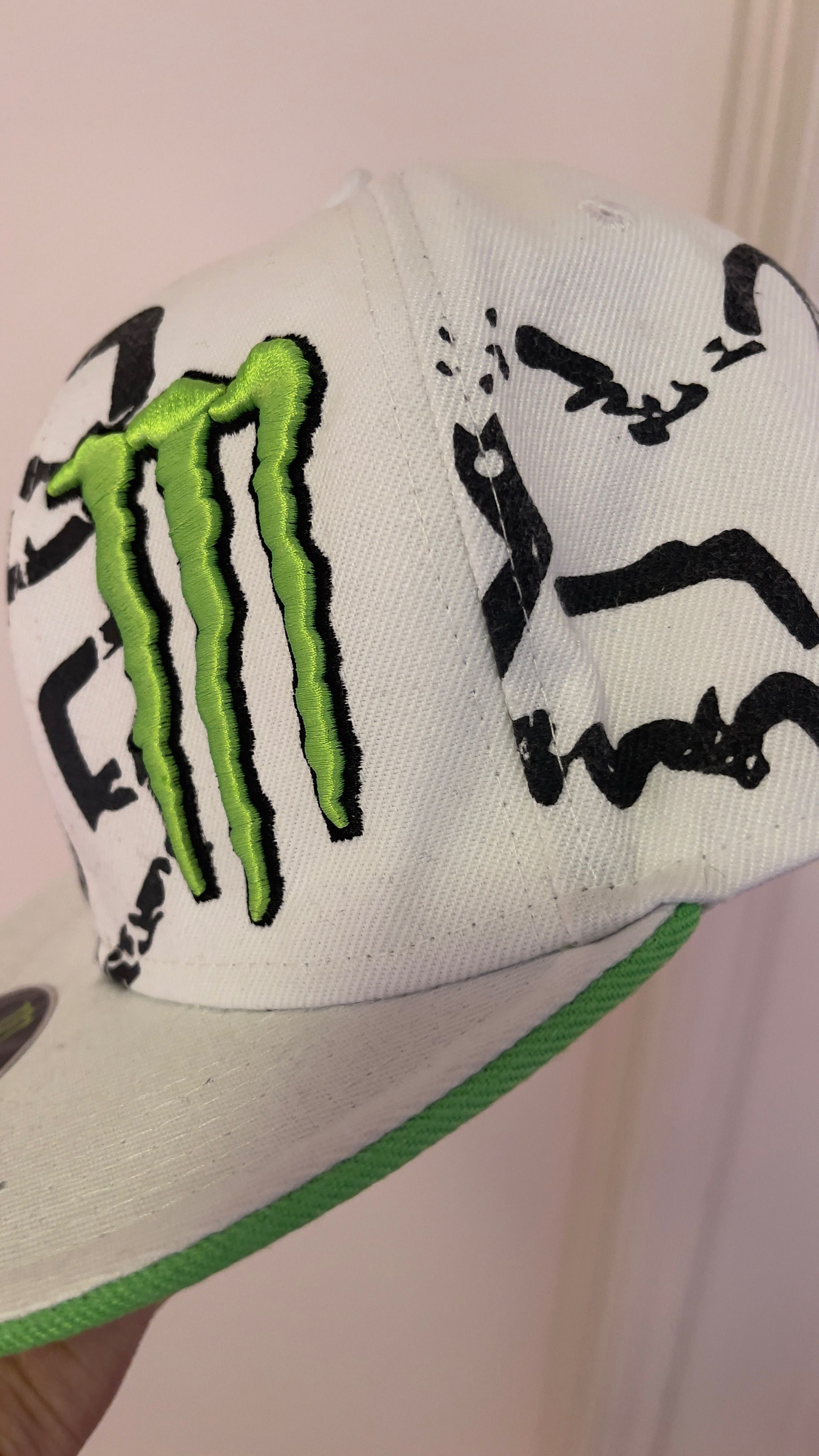 Кепка- бейсболка біла з неоновою вишивкою monster energy original L