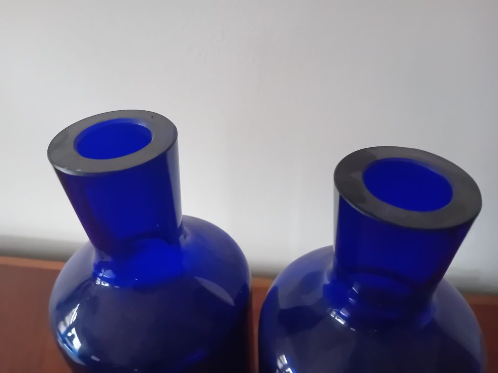 2 kobaltowe butelki do wódki
