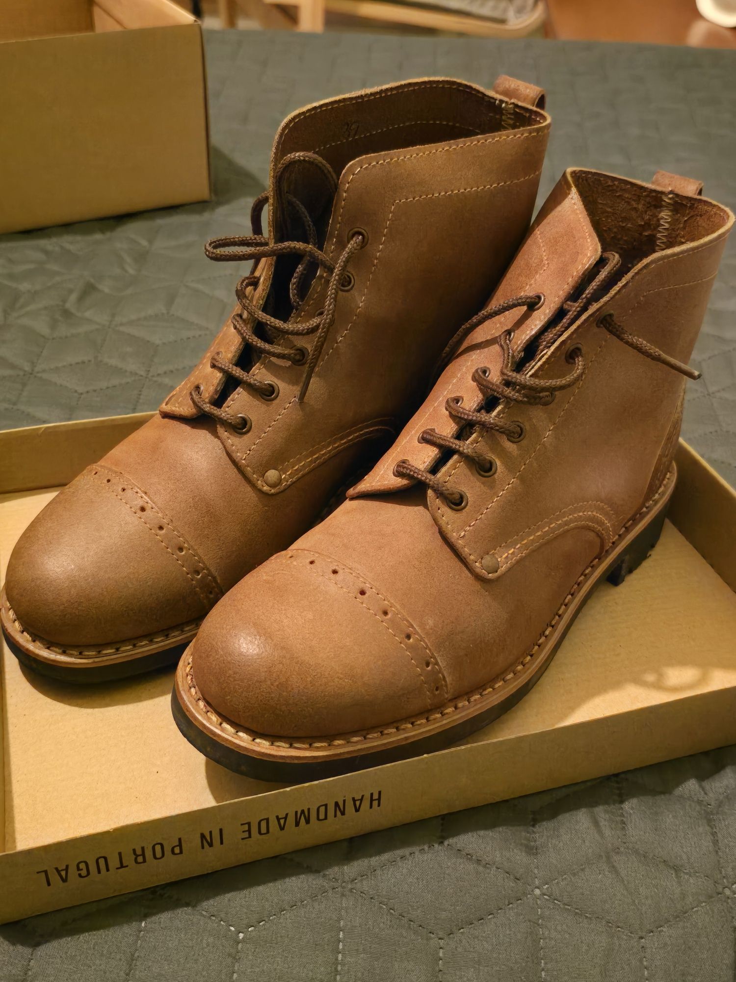 Botas em couro verdadeiro como novas
