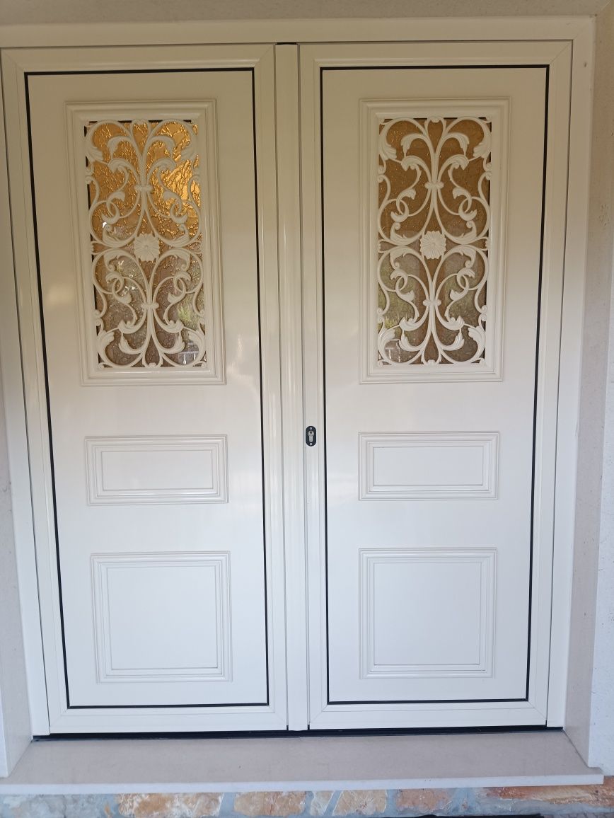 Vendo Porta Dupla em alumínio
