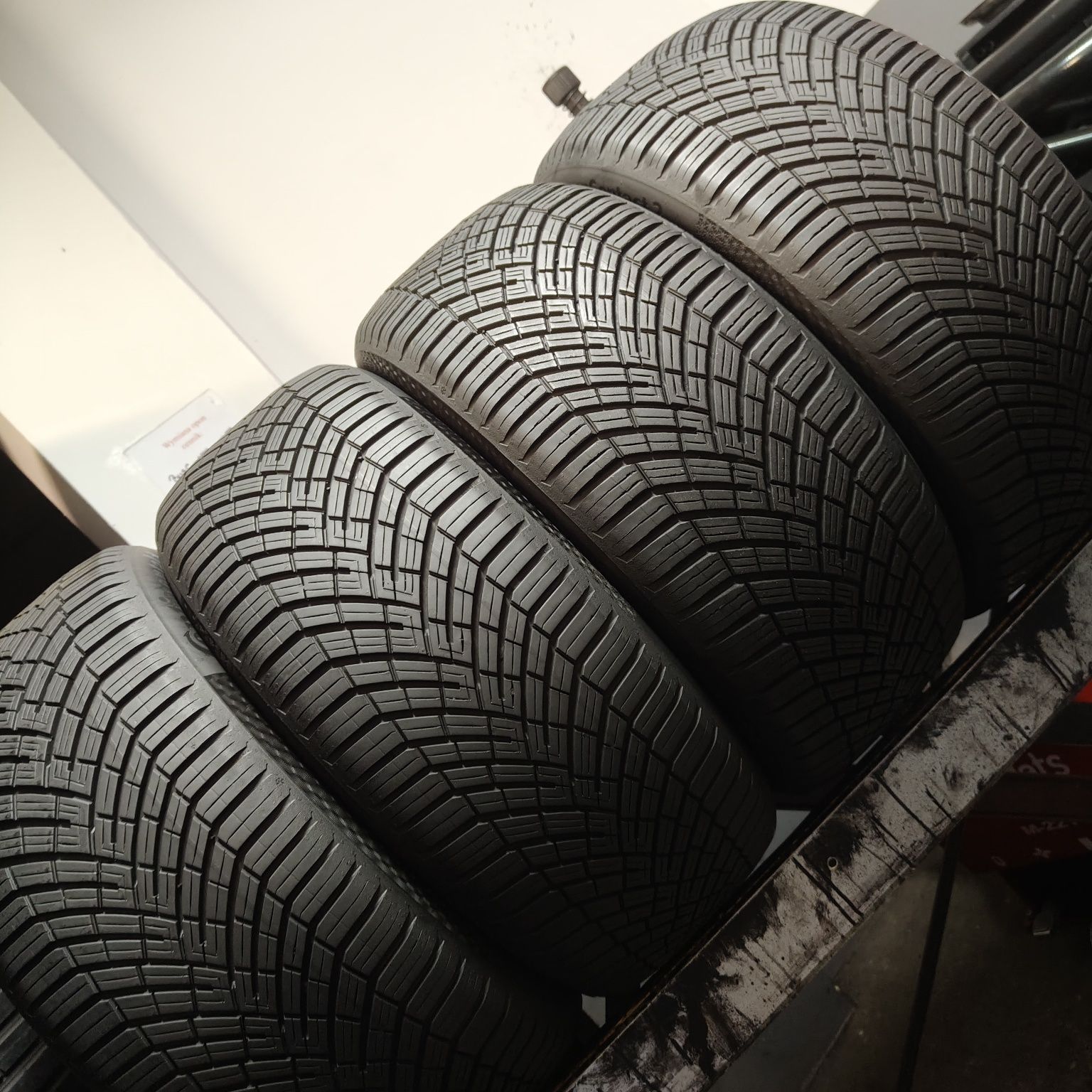255/45/19 XL Sprzedam komplet opon całorocznych Continental