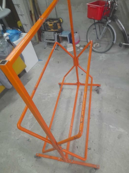 Stojak na opony na kolkach