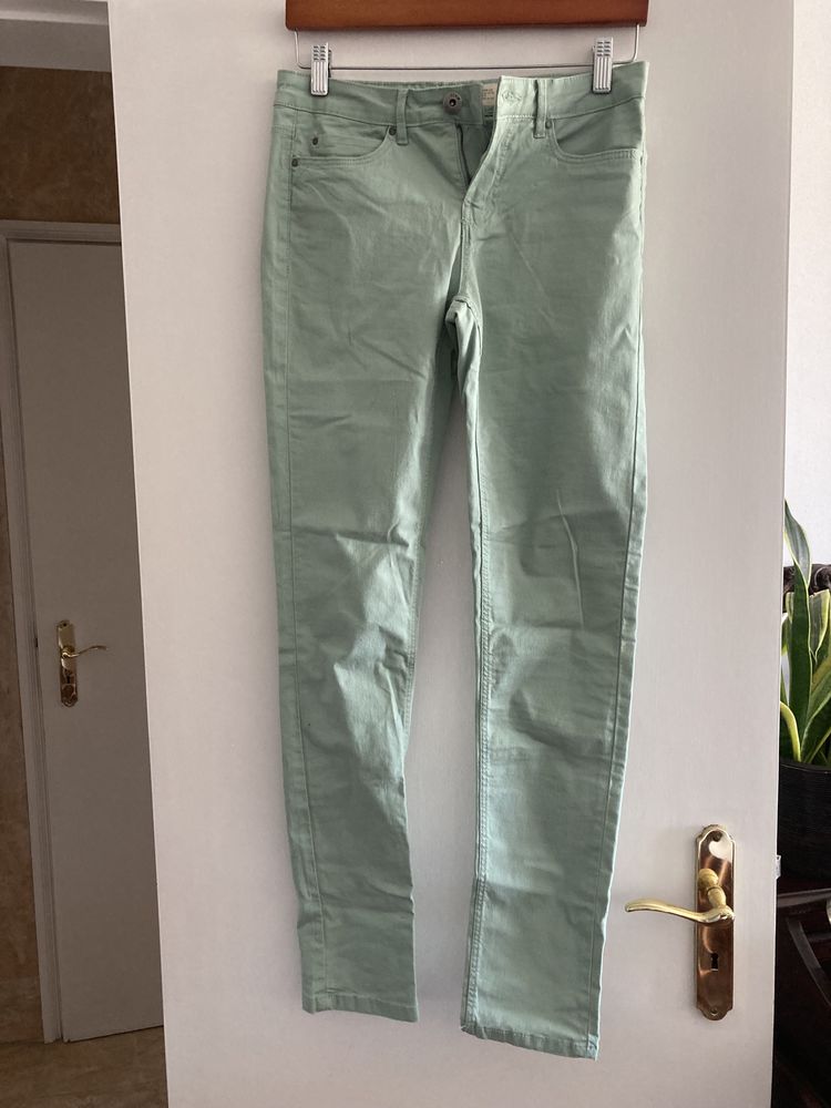 Calça de cor verde turquesa