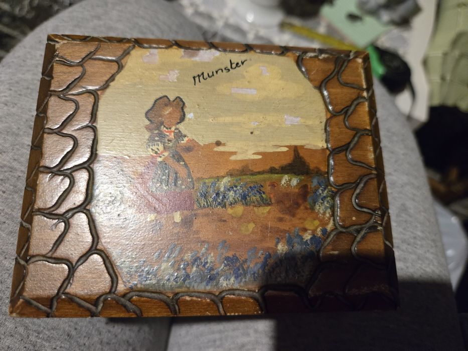 Drewniana szkatułka.