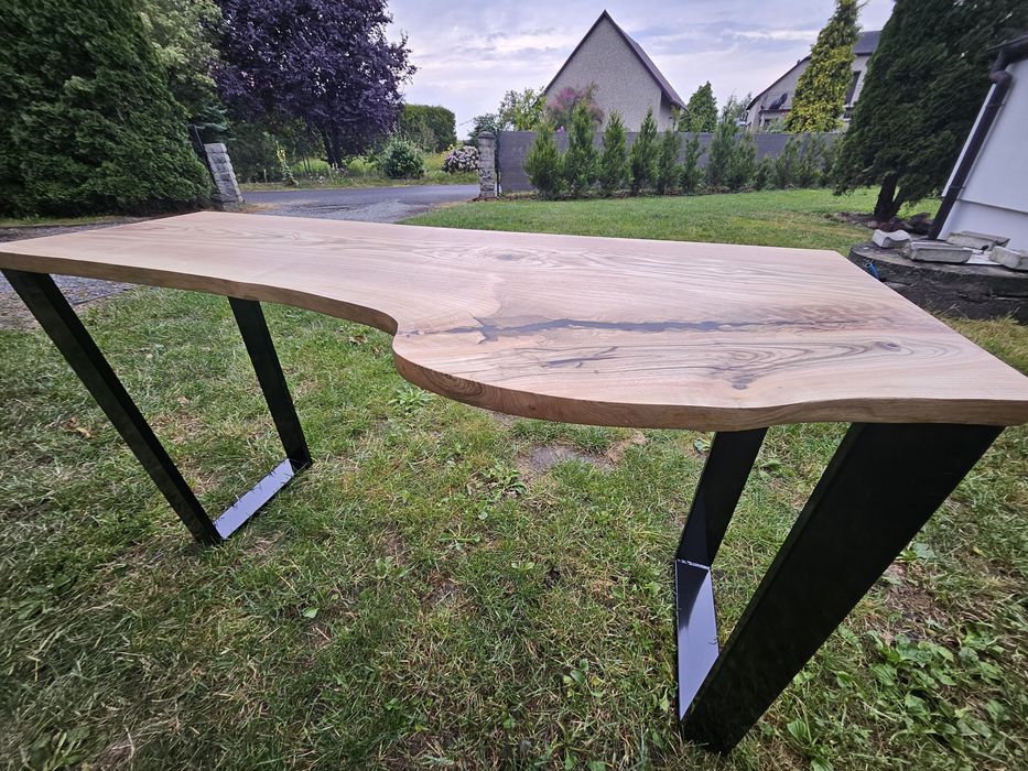 Biurko loftowe z litego drewna z żywicą