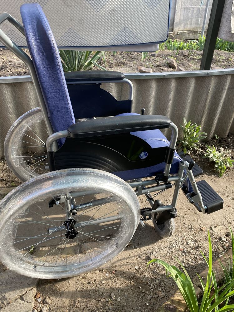 Крісло-коляска санітарним оснащенням