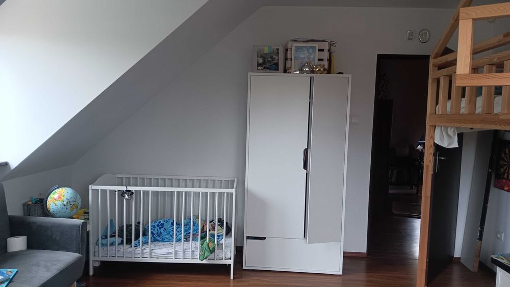 Szafa, komoda, łóżeczko dziecięce i tekstylia