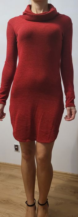 Czerwona sukienka z długim rękawem i golfem. Rozmiar M