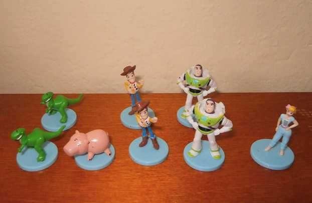 Figurki z soczków z Biedronki z różnych serii.