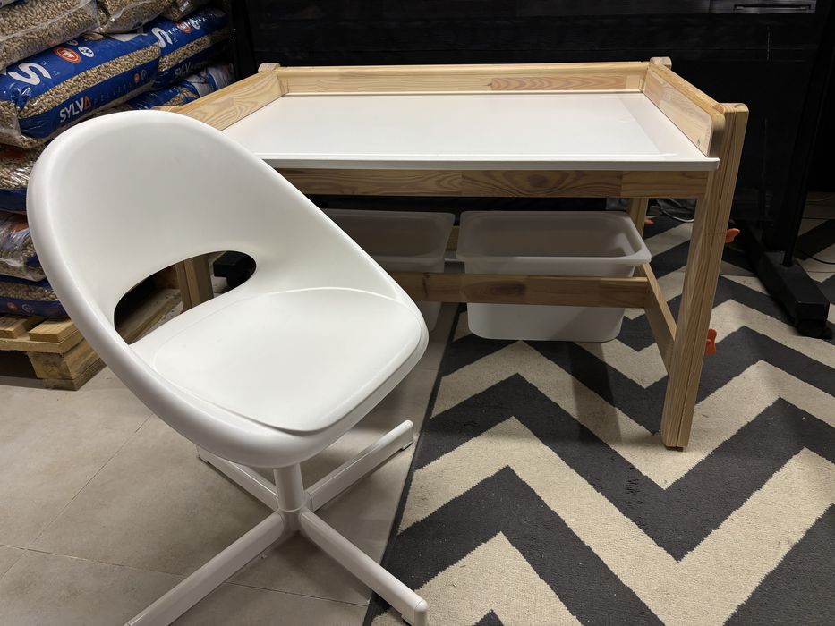 Regulowane biurko Ikea Flisat, krzesło obrotowe, dwa pudełka