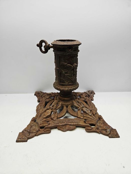 Zabytkowy niemiecki stojak choinkowy pod choinkę