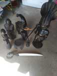 Figuras e ornamentos antigas de indígenas Africanos em pau preto