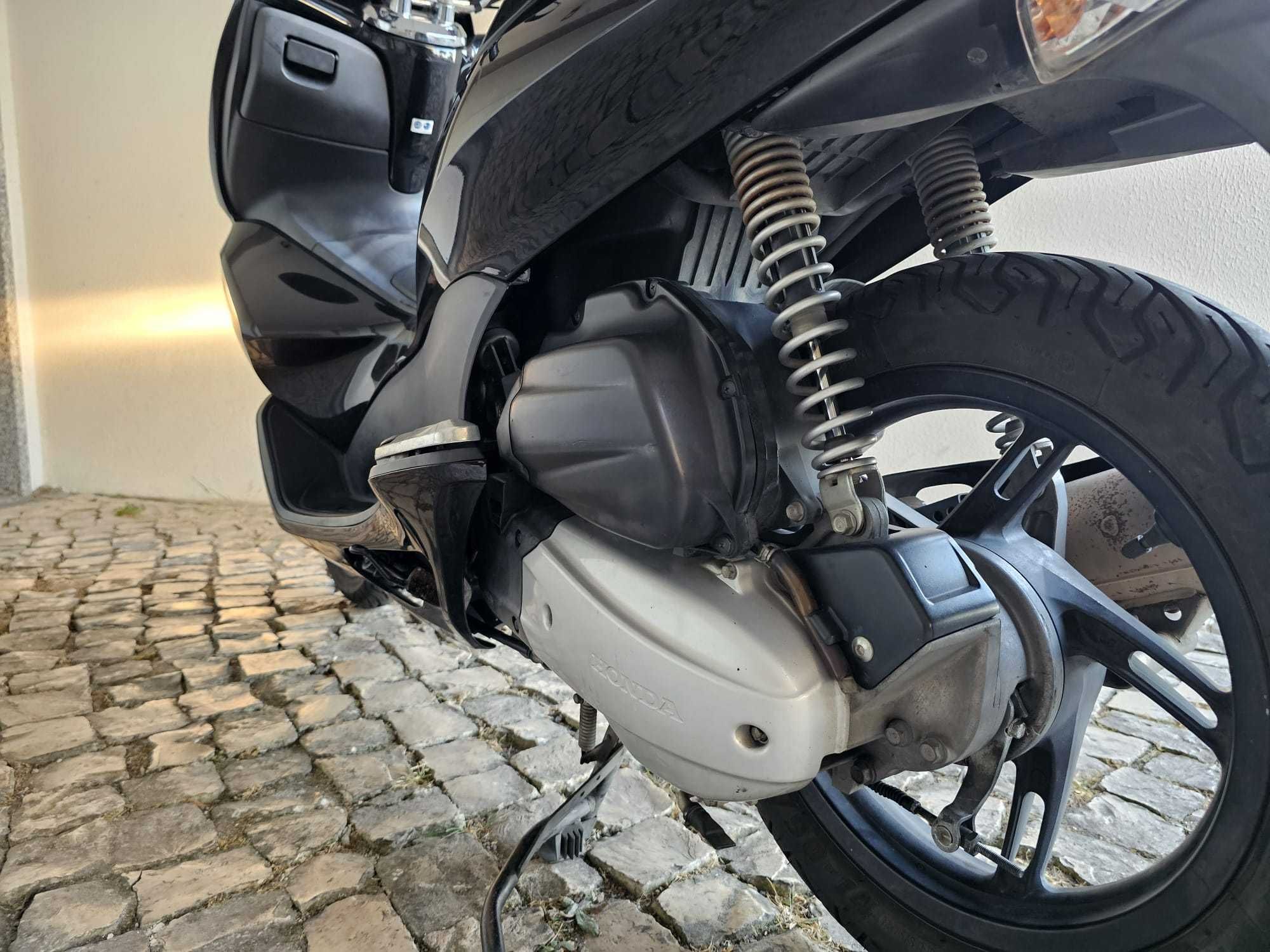 Honda PCX 125 com livro de revisões