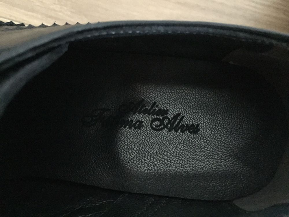 Sapatos clássicos pretos em pele Unissexo Atelier Fátima Alves - NOVOS